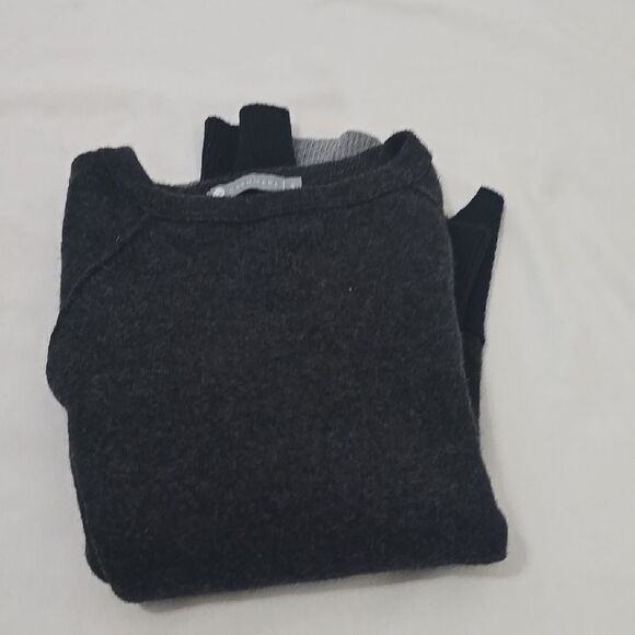 IN Cashmere Gray Crew Neck Sweater with Fine Knit Texture - Picture 9 of 9